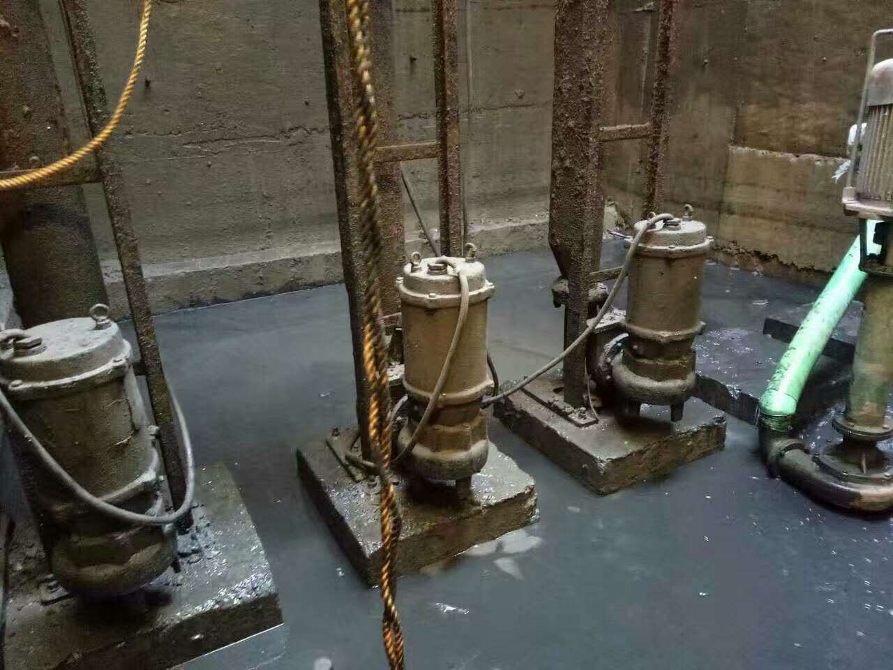 海勃湾污水池清理