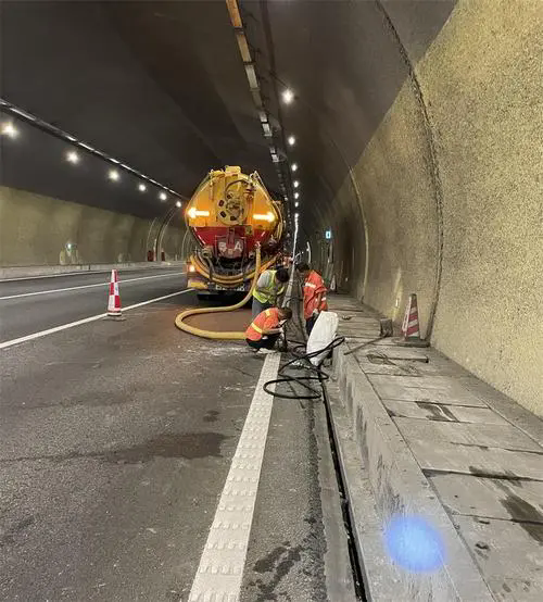 海勃湾隧道排水渠清淤